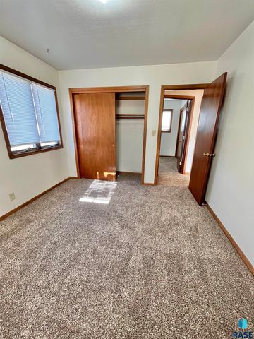 3909 S Glendale Ave Avenue, Sioux Falls, SD 57105