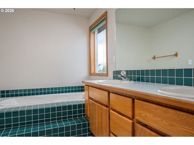 10905 Se HENDERSON St, Portland, OR 97266