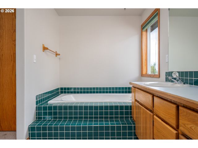 10905 Se HENDERSON St, Portland, OR 97266