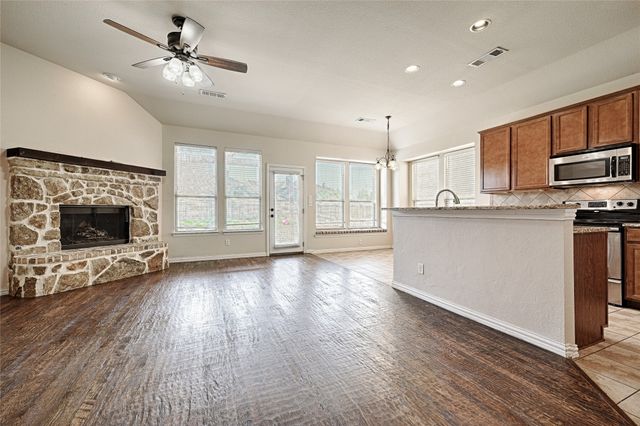 1216 Realoaks Drive, Fort Worth, TX 76131