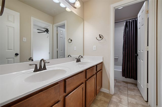 1216 Realoaks Drive, Fort Worth, TX 76131