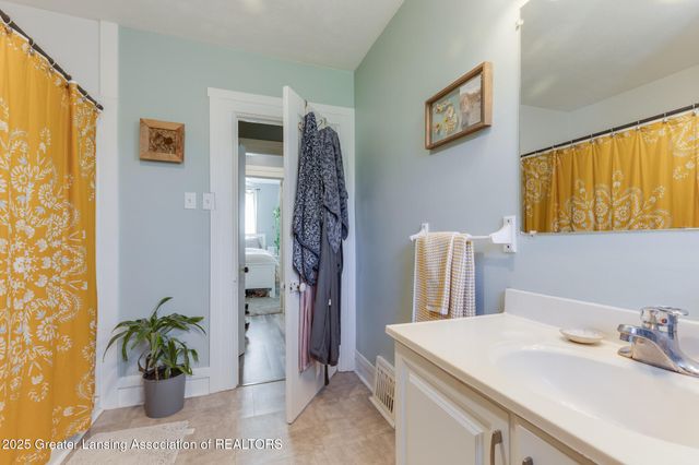 7561 Clark Road, Bath, MI 48808