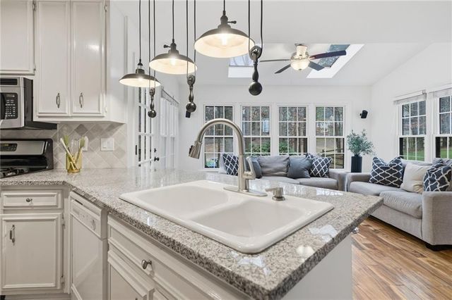 618 Wedgewood Drive, Woodstock, GA 30189