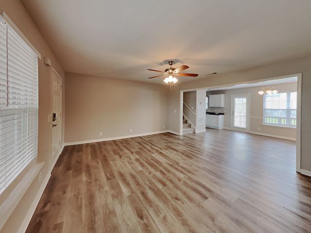 1421 E Nir Shreibman Blvd, La Vergne, TN 37086