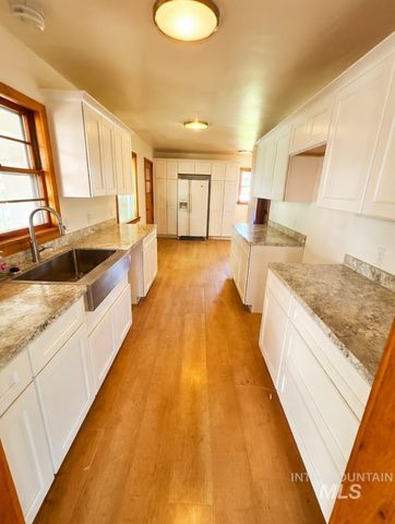 1131 11th Ave E, Twin Falls, ID 83301