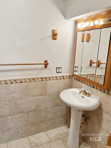 1131 11th Ave E, Twin Falls, ID 83301