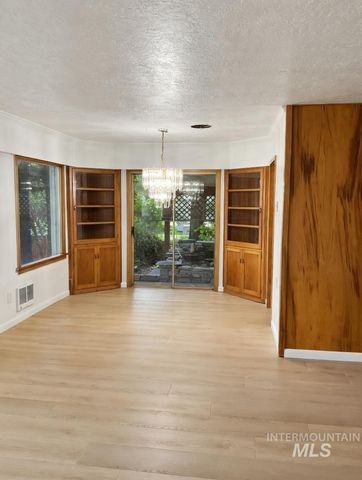 1131 11th Ave E, Twin Falls, ID 83301