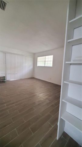 905 SW 4th Ter E, Hallandale Beach, FL 33009