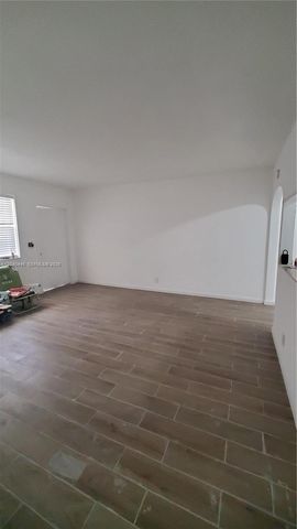 905 SW 4th Ter E, Hallandale Beach, FL 33009