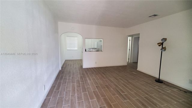 905 SW 4th Ter E, Hallandale Beach, FL 33009