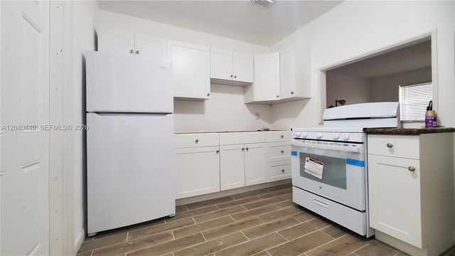 905 SW 4th Ter E, Hallandale Beach, FL 33009