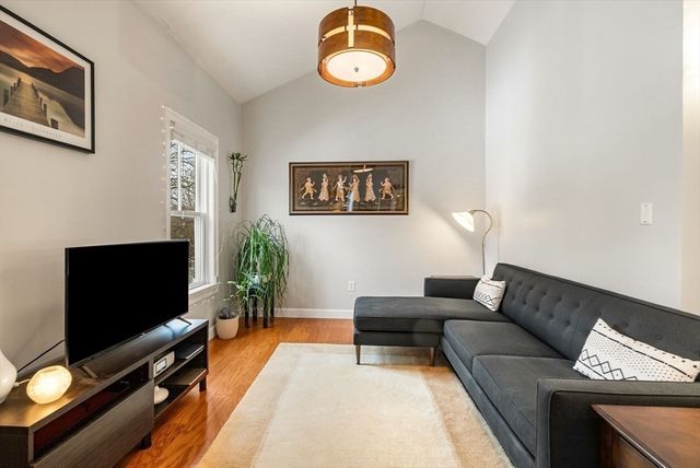 111-121 Green Street 303, Boston, MA 02130