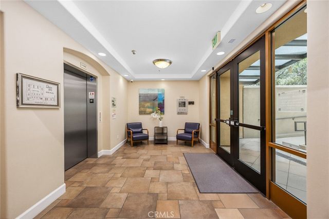 128 N Oak Knoll 206, Pasadena, CA 91101