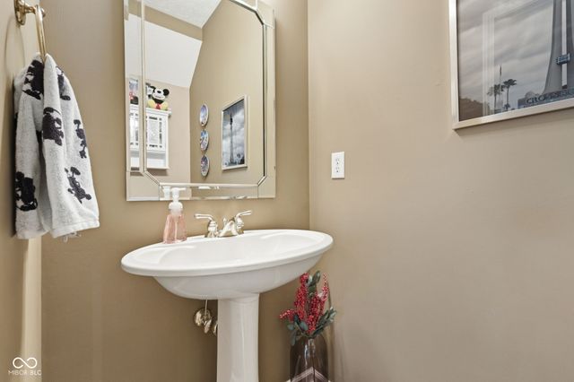 9103 Iris Lane, Zionsville, IN 46077