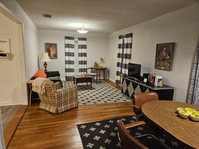 1130 N Main ST, Elgin, TX 78621