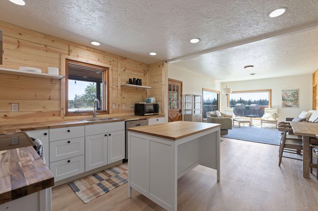 6268 W HWY 126 Highway, Redmond, OR 97756