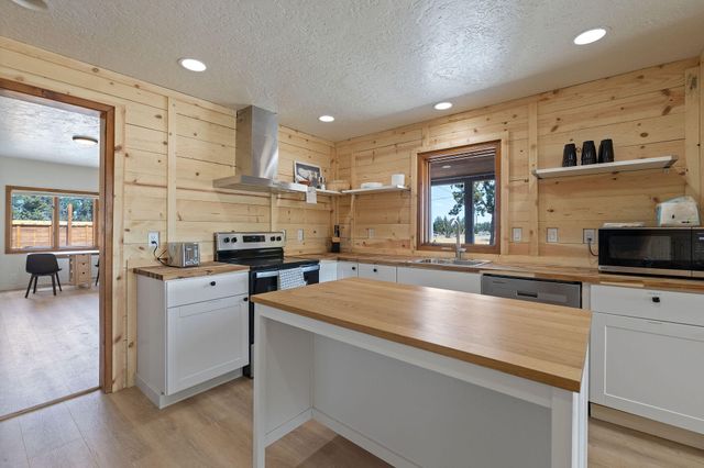 6268 W HWY 126 Highway, Redmond, OR 97756