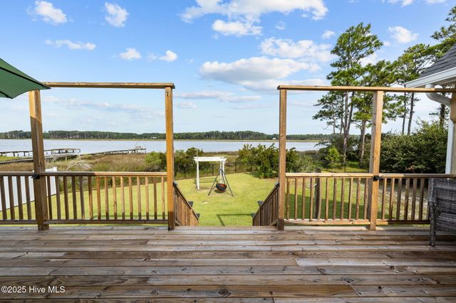 413 Pelican Harbor Road, Beaufort, NC 28516