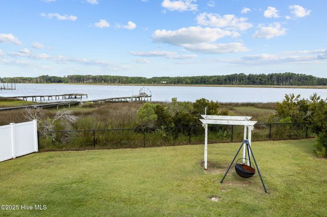 413 Pelican Harbor Road, Beaufort, NC 28516
