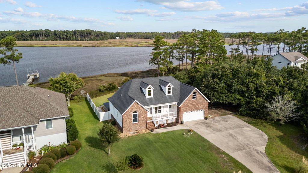 413 Pelican Harbor Road, Beaufort, NC 28516
