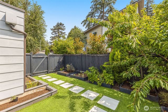 10718 15th Avenue NE, Seattle, WA 98125