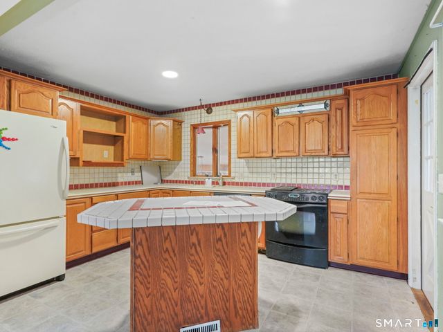 33 Cynthia Drive, West Haven, CT 06516