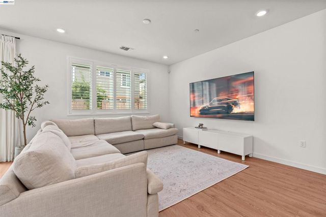 1018 Shearwater Rd., Lathrop, CA 95330