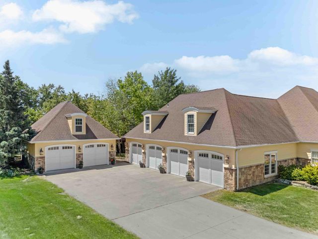 705 18th Avenue N, Moorhead, MN 56560