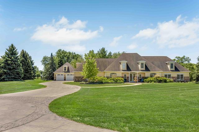 705 18th Avenue N, Moorhead, MN 56560