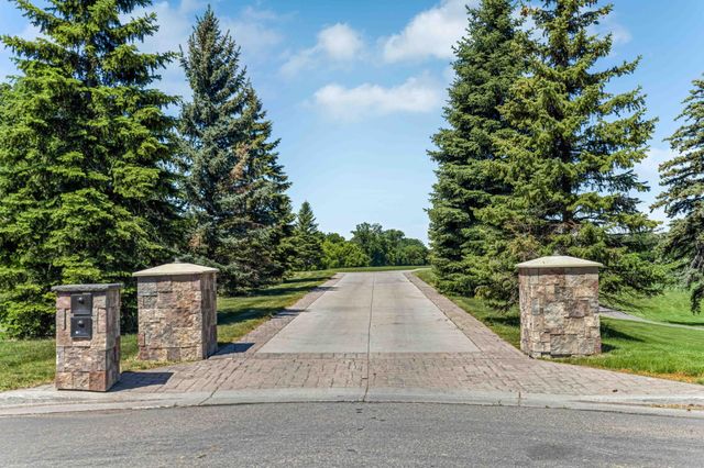 705 18th Avenue N, Moorhead, MN 56560