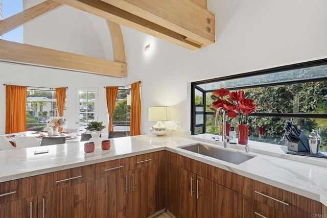 6105 Avenida Chamnez, La Jolla, CA 92037