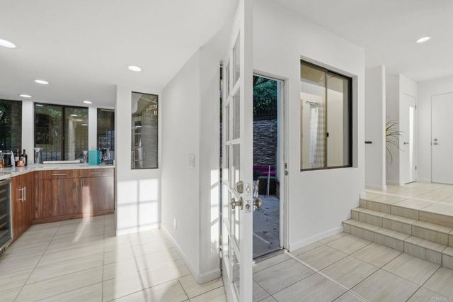 6105 Avenida Chamnez, La Jolla, CA 92037