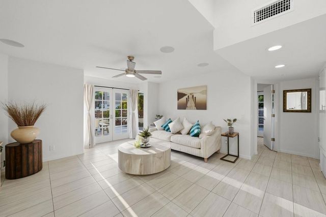 6105 Avenida Chamnez, La Jolla, CA 92037