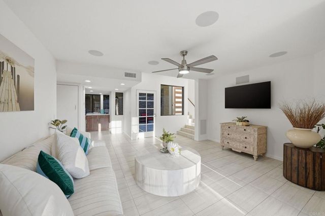 6105 Avenida Chamnez, La Jolla, CA 92037