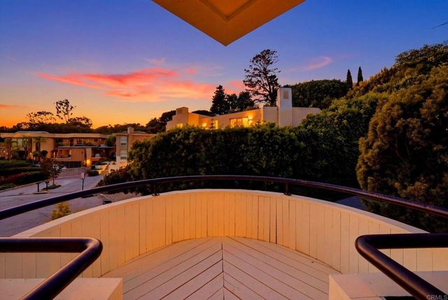6105 Avenida Chamnez, La Jolla, CA 92037