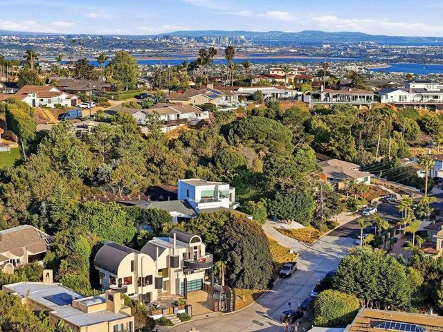 6105 Avenida Chamnez, La Jolla, CA 92037