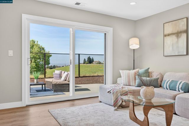 2413 Christian Ct, Pinole, CA 94564