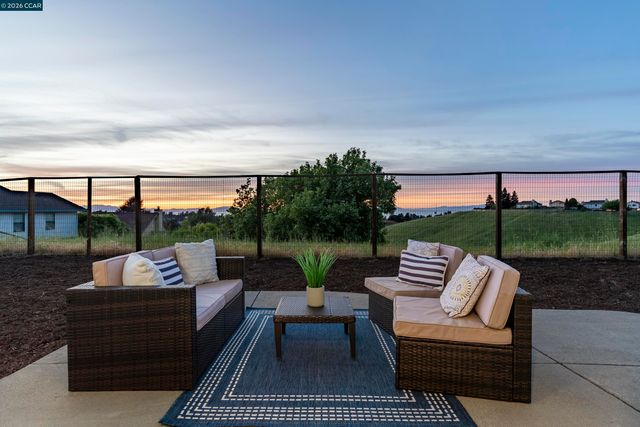 2413 Christian Ct, Pinole, CA 94564