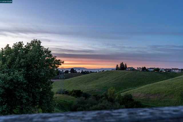 2413 Christian Ct, Pinole, CA 94564