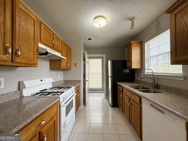 5609 Eagles Feather Lane, Riverdale, GA 30274