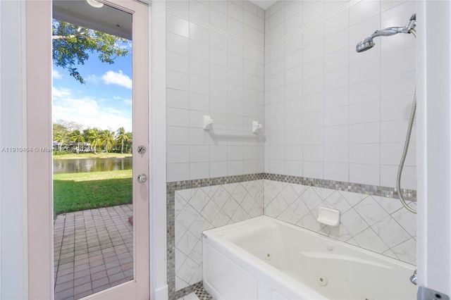 2939 Paddock Ln, Weston, FL 33331
