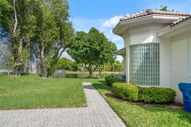 2939 Paddock Ln, Weston, FL 33331