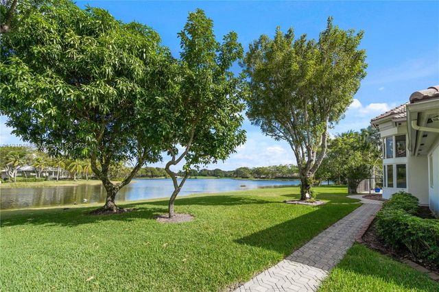 2939 Paddock Ln, Weston, FL 33331
