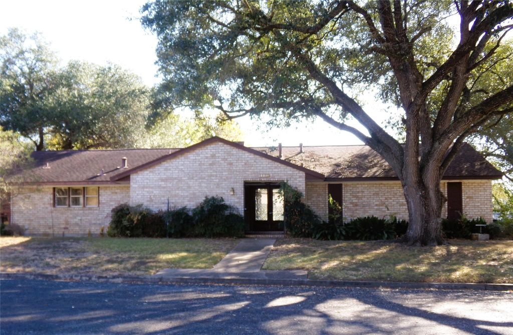605 S Summit Street, Weimar, TX 78962