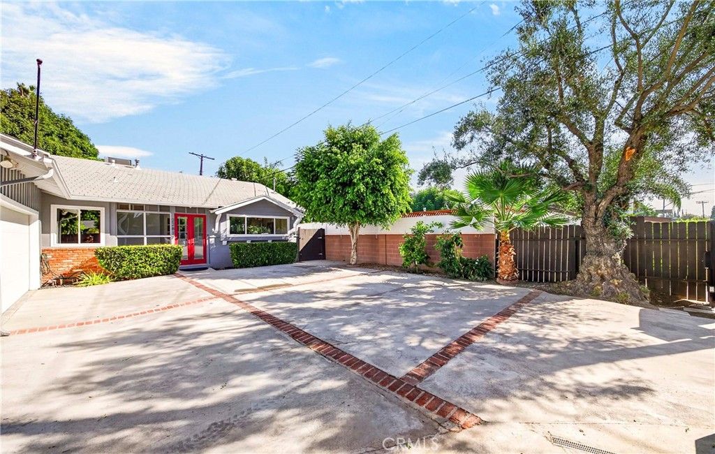 22817 Burbank Boulevard, Woodland Hills, CA 91367 — photo 2