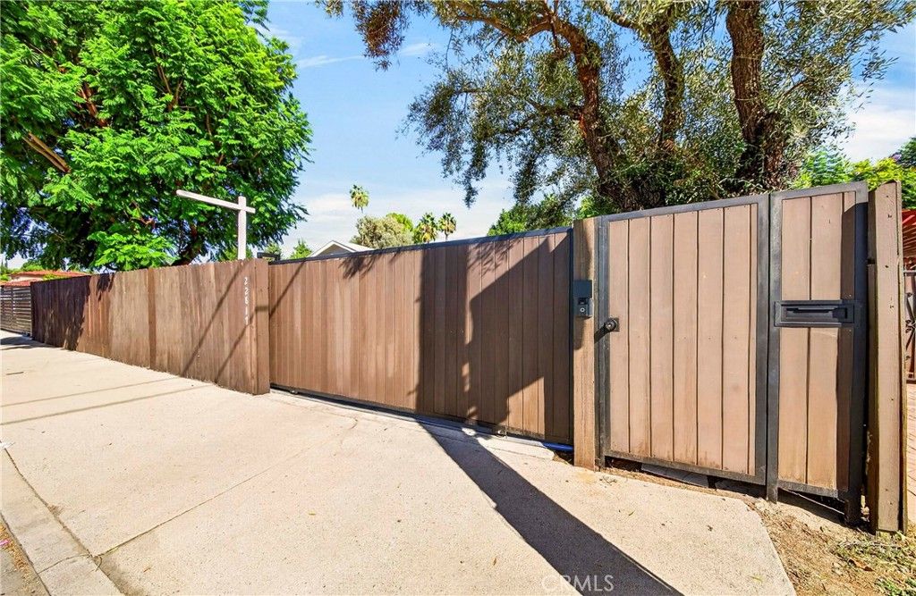 22817 Burbank Boulevard, Woodland Hills, CA 91367 — photo 3