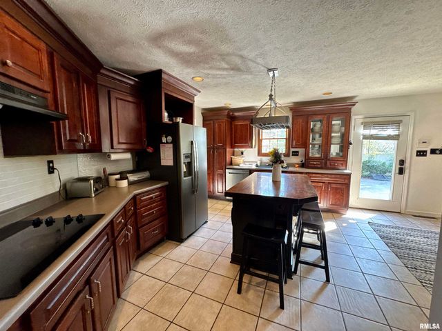 1801 COLONIAL Drive, Marion, IL 62959