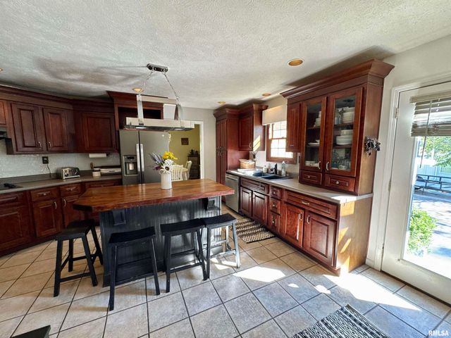 1801 COLONIAL Drive, Marion, IL 62959