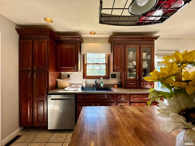 1801 COLONIAL Drive, Marion, IL 62959