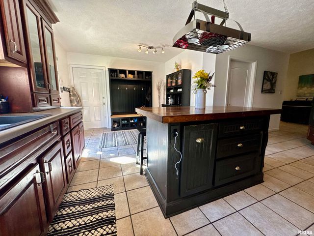 1801 COLONIAL Drive, Marion, IL 62959